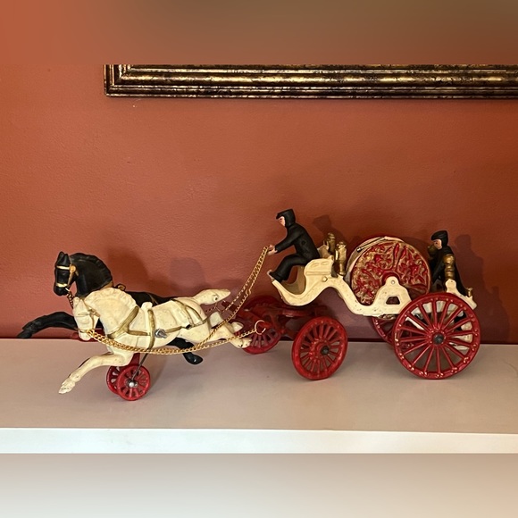 VINTAGE ANTIQUE 19” CAST IRON HORSE DRAWN FIRE ENGINE / HOSE WAGON TOY - Picture 5 of 16